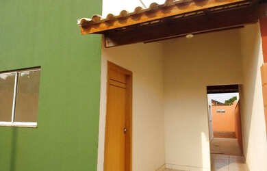 Imagem: A casa possui 2 Dormitórios, 1 Banheiro, 2 Vagas na garagem