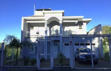 Imagem: A casa possui 3 Dormitórios, 1 Banheiro, 2 Vagas na garagem