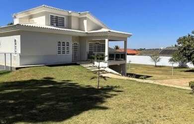 Imagem: A casa em condomínio possui 4 Dormitórios, 4 Banheiros, 5