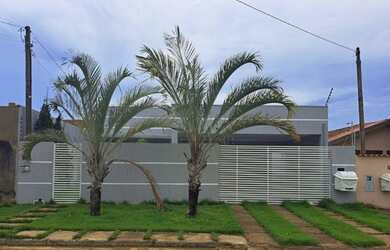 Imagem: A casa possui 3 Dormitórios, 3 Banheiros, 2 Vagas na garagem