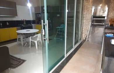 Imagem: A casa possui 3 Dormitórios, 2 Banheiros, 2 Vagas na garagem