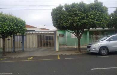 Imagem: A casa possui 3 Dormitórios, 2 Banheiros, 1 Vaga na garagem