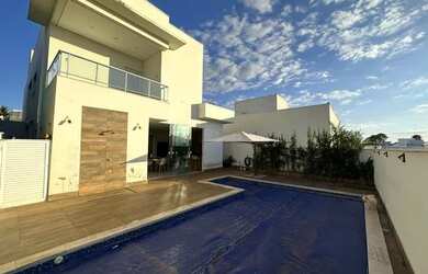 Imagem: A casa em condomínio possui 5 Dormitórios, 5 Banheiros, 2