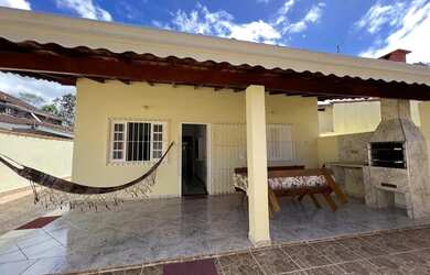 Imagem: A casa possui 2 Dormitórios e 3 Vagas na garagem e está localizado