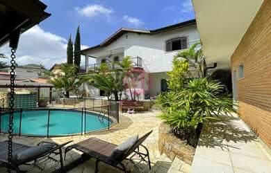 Imagem: A casa possui 5 Dormitórios, 2 Banheiros, 4 Vagas na garagem