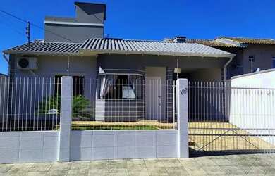 Imagem: A casa possui 2 Dormitórios, 1 Banheiro, 2 Vagas na garagem