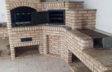 Imagem: A casa possui 3 Dormitórios, 3 Banheiros, 2 Vagas na garagem