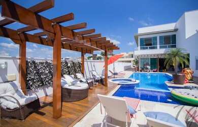 Imagem: A casa em condomínio possui 5 Dormitórios, 5 Banheiros, 640m²