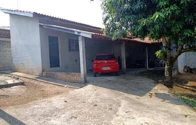 Imagem: A casa possui 3 Dormitórios, 2 Banheiros, 1 Vaga na garagem