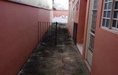 Imagem: A casa possui 2 Dormitórios, 1 Banheiro, 2 Vagas na garagem