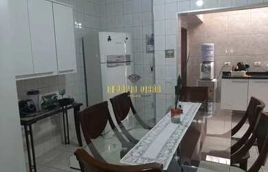 Imagem: A casa possui 3 Dormitórios, 2 Banheiros, 2 Vagas na garagem