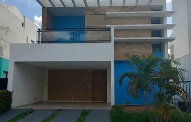 Imagem: A casa possui 4 Dormitórios, 5 Banheiros, 4 Vagas na garagem