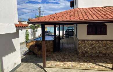 Imagem: A casa possui 4 Dormitórios, 5 Banheiros, 5 Vagas na garagem