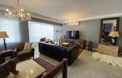 Imagem: A casa possui 3 Dormitórios, 4 Banheiros, 2 Vagas na garagem