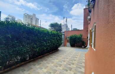 Imagem: A casa possui 4 Dormitórios, 1 Banheiro, 2 Vagas na garagem