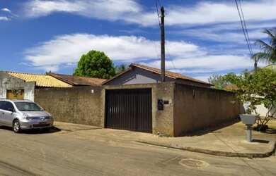 Imagem: A casa possui 2 Dormitórios, 1 Banheiro, 2 Vagas na garagem