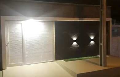 Imagem: A casa possui 3 Dormitórios, 1 Banheiro, 2 Vagas na garagem