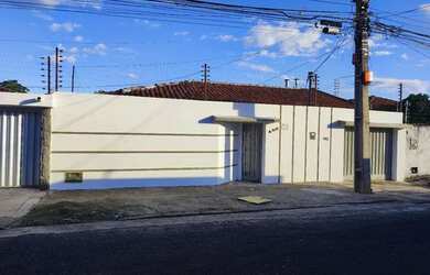 Imagem: A casa possui 3 Dormitórios, 3 Banheiros, 5 Vagas na garagem