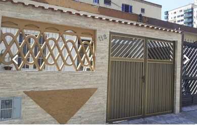 Imagem: A casa possui 2 Dormitórios, 1 Banheiro, 1 Vaga na garagem