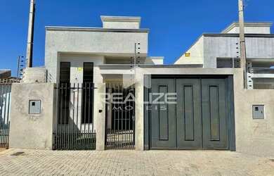 Imagem: A casa possui 3 Dormitórios, 2 Banheiros, 2 Vagas na garagem