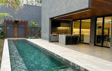 Imagem: A casa em condomínio possui 5 Dormitórios, 5 Banheiros, 4