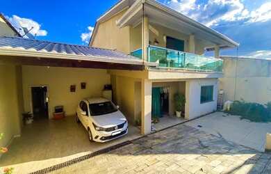 Imagem: A casa possui 4 Dormitórios, 5 Banheiros, 4 Vagas na garagem