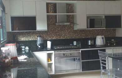 Imagem: A casa possui 4 Dormitórios, 4 Banheiros, 4 Vagas na garagem