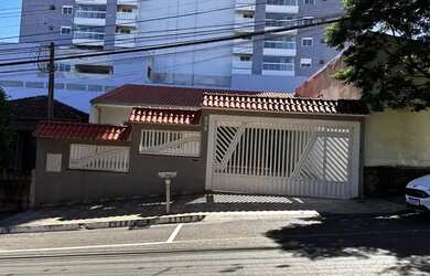 Imagem: A casa possui 4 Dormitórios, 5 Vagas na garagem, 258m² de