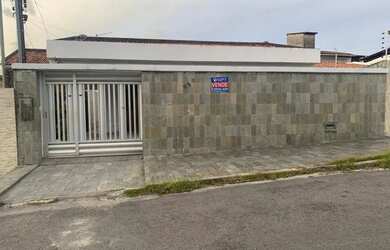 Imagem: A casa possui 5 Dormitórios, 4 Banheiros, 2 Vagas na garagem