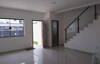 Imagem: A casa possui 3 Dormitórios, 2 Banheiros, 2 Vagas na garagem