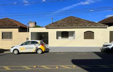 Imagem: A casa possui 4 Dormitórios, 2 Banheiros, 4 Vagas na garagem