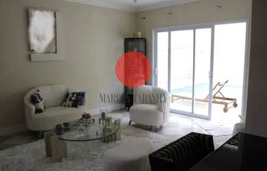 Imagem: A casa em condomínio possui 4 Dormitórios, 1 Banheiro, 2 Vagas