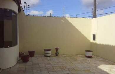 Imagem: A casa possui 2 Dormitórios, 1 Banheiro, 2 Vagas na garagem