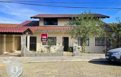 Imagem: A casa possui 4 Dormitórios, 4 Banheiros, 3 Vagas na garagem