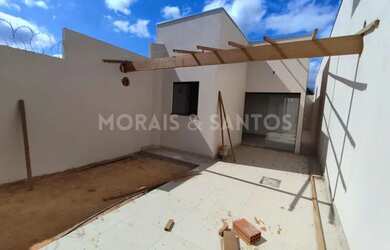 Imagem: A casa possui 2 Dormitórios, 1 Banheiro, 2 Vagas na garagem