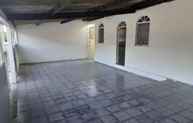 Imagem: A casa possui 3 Dormitórios, 2 Banheiros e 3 Vagas na garagem