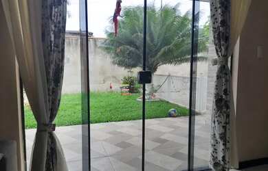 Imagem: A casa possui 2 Dormitórios, 1 Banheiro, 2 Vagas na garagem