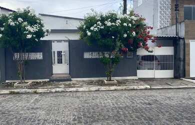 Imagem: A casa possui 3 Dormitórios, 1 Banheiro, 1 Vaga na garagem