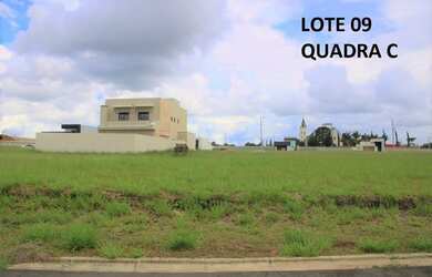 Imagem: A casa possui 3 Dormitórios, 1 Banheiro, 2 Vagas na garagem