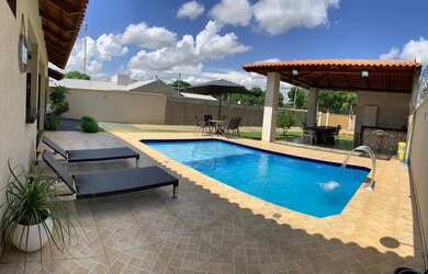 Imagem: A casa possui 3 Dormitórios, 5 Vagas na garagem e está localizado