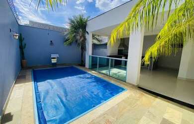 Imagem: A casa possui 4 Dormitórios, 5 Banheiros, 5 Vagas na garagem