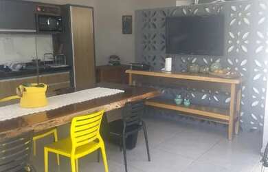 Imagem: A casa possui 2 Dormitórios, 2 Banheiros, 2 Vagas na garagem