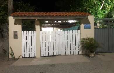 Imagem: A casa possui 1 Dormitório, 2 Banheiros, 2 Vagas na garagem