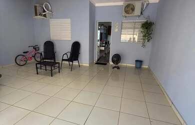 Imagem: A casa possui 2 Dormitórios, 2 Banheiros, 2 Vagas na garagem