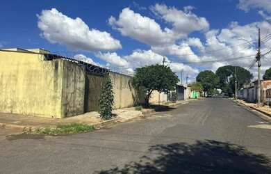 Imagem: O terreno possui 300m² de Área e está localizado em Alto