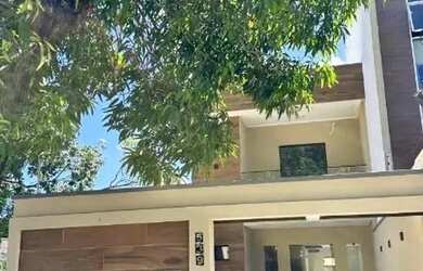 Imagem: A casa possui 3 Dormitórios, 3 Banheiros, 2 Vagas na garagem