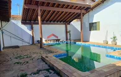 Imagem: A casa possui 3 Dormitórios, 3 Banheiros, 4 Vagas na garagem