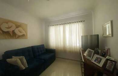 Imagem: A casa possui 2 Dormitórios, 2 Banheiros, 2 Vagas na garagem