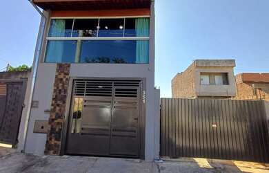 Imagem: A casa possui 4 Dormitórios, 3 Banheiros, 2 Vagas na garagem