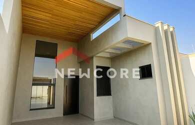 Imagem: A casa possui 3 Dormitórios, 2 Banheiros, 2 Vagas na garagem